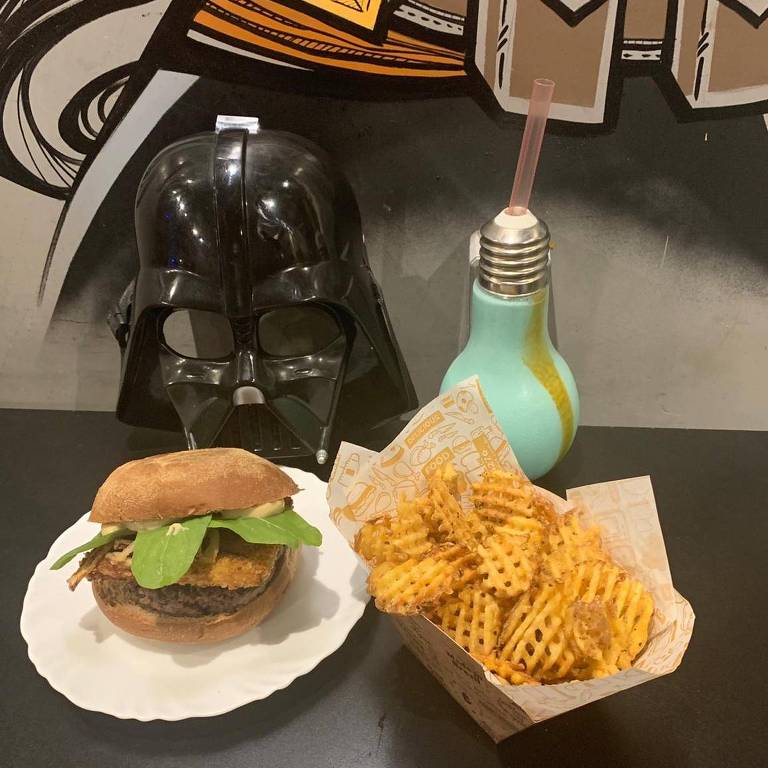 LE Burger serve Chewie Burger, que leva queijo coalho empanado, rúcula, cebola crispy e maionese de cerveja preta, acompanhado de batata waffle e Bantha Shake