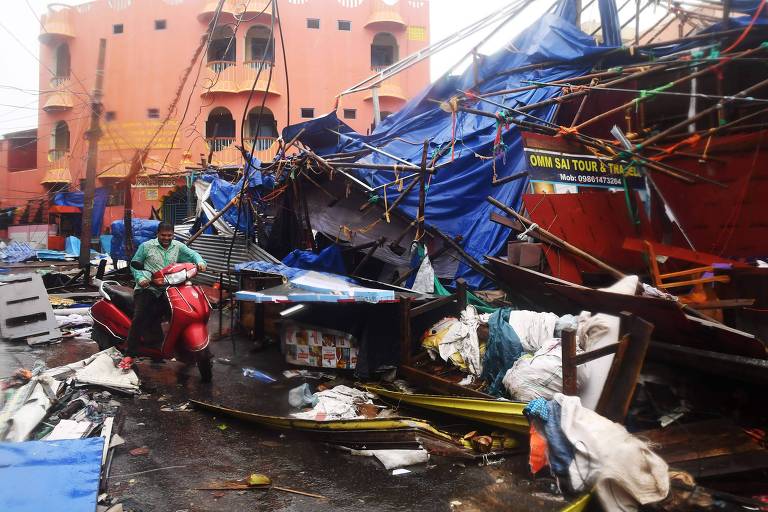 Morador passa por região atingida pelo ciclone na cidade de Puri, no estado de Odisha