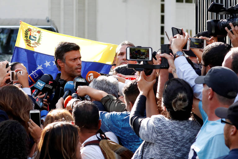 Leopoldo López concede entrevista a jornalistas na frente da embaixada da Espanha em Caracas

