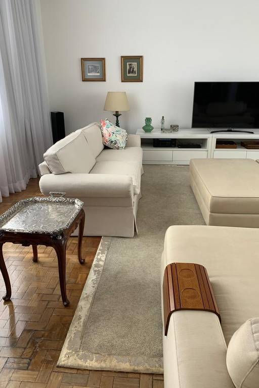 Sala de TV do palácio dos Bandeirantes antes da reforma feita por João Doria (PSDB), com piso de taco gasto e tapete descascado