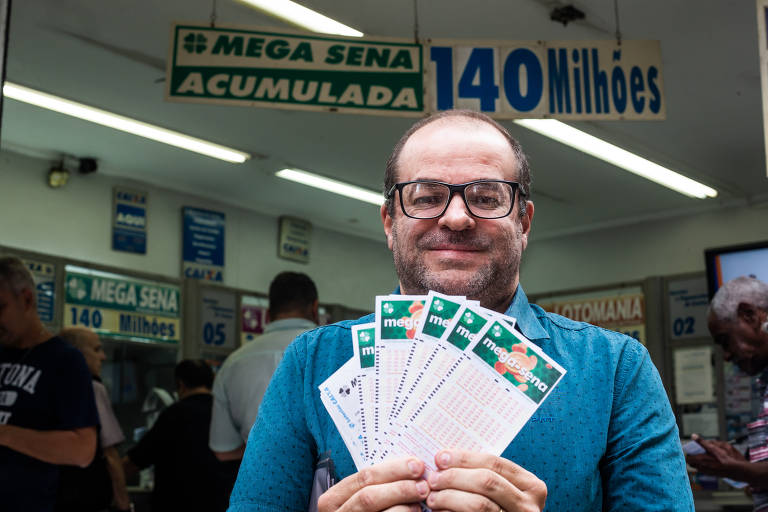 SÃO PAULO, SP - 24.10.2018: MEGA SENA ACUMULOU E PAGARÁ 20 MILHÕES - There  was no match for the 2090 mega-sena contest that was drawn yesterday (23).  The six dozen drawn were