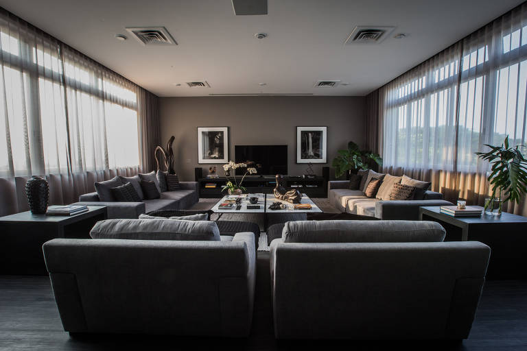 Sala de TV após a reforma de Doria; móveis foram doados por marcas de decoração