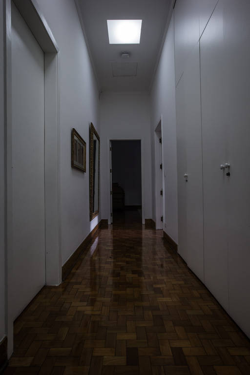 Corredor que leva a suíte máster; ao contrário dos demais cômodos, não foi coberto com piso de vinil escuro