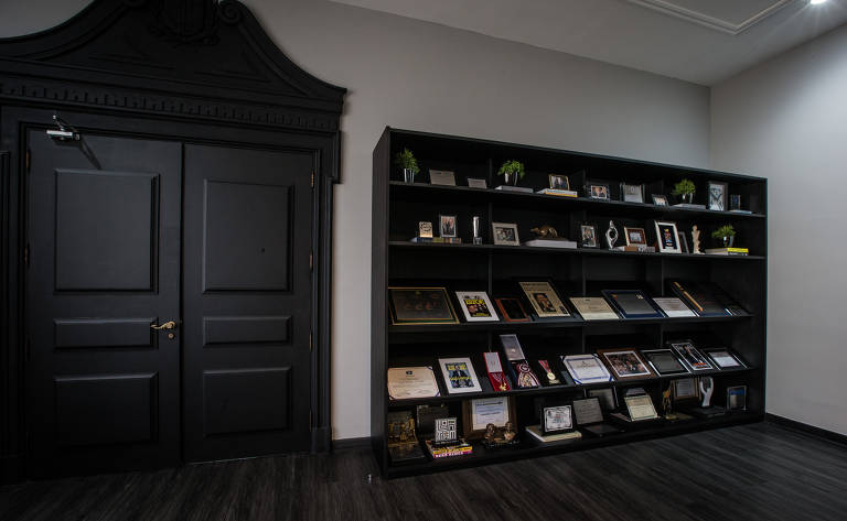 Uma estante dedicada a prêmios e homenagens a João Doria 