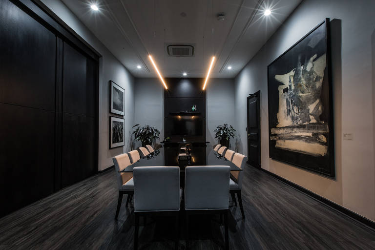 Sala de jantar transformada em sala de reunião