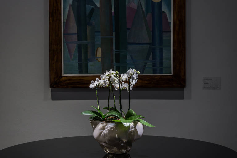 Quadro de Tarsila do Amaral em corredor da área residencial do palácio