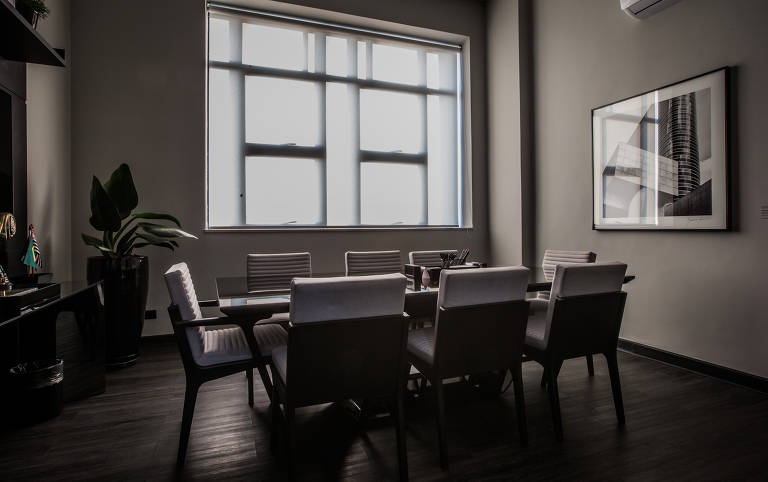 Uma das salas de reunião que foi criada com paredes de drywall