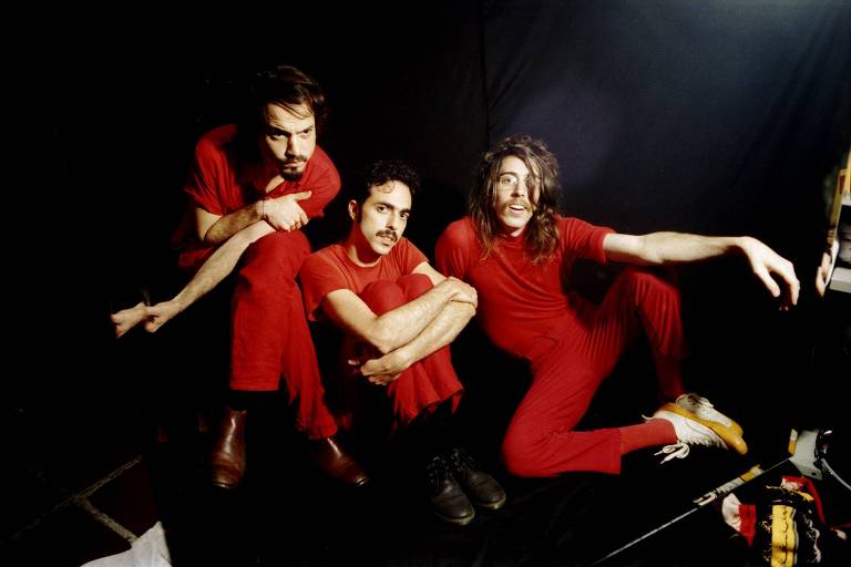 Os integrantes do grupo O Terno vestidos de vermelho