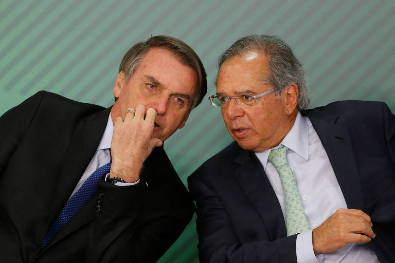 O presidente Jair Bolsonaro e o ministro da Economia, Paulo Guedes, durante cerimônia no Palácio do Planalto, em abril deste ano