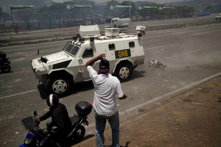 O manifestante Luis Alejandro, 26, é atropelado por veículo blindado da Guarda Nacional venezuelana