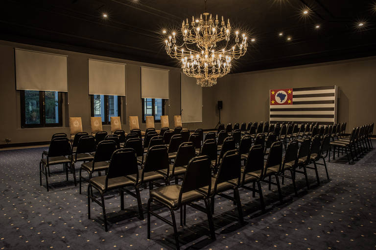 O mesmo Salão dos Pratos após a reforma, com o teto pintado de preto e os pratos removidos