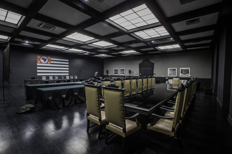 A mesa ganhou um tampo de vidro preto. Esse é o Salão dos Despachos após a reforma, com o piso também pintado de preto