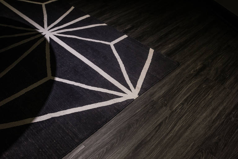 Doria tem coberto a madeira com um piso de vinil escuro