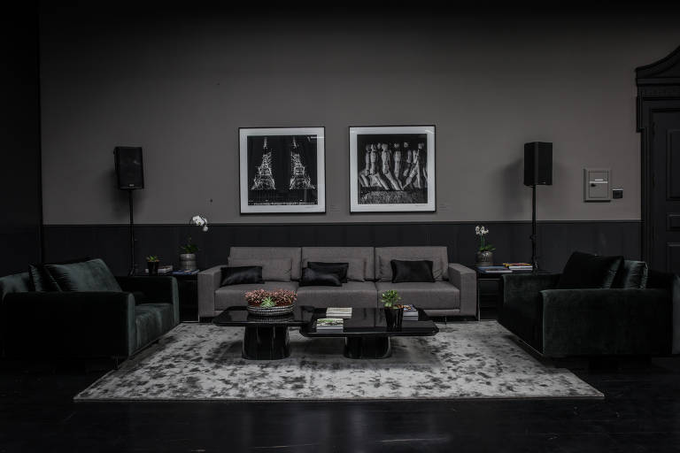 O Salão dos Despachos também tem uma sala. Os móveis e vasos foram doados por grifes de decoração