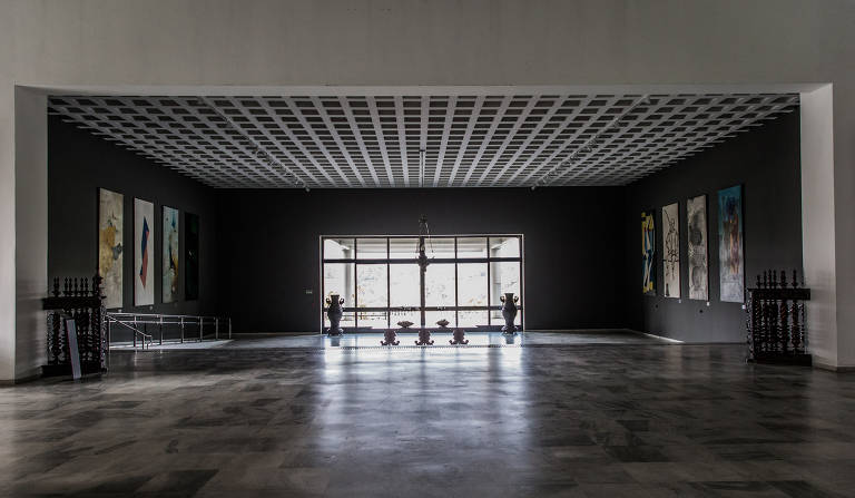 O hall principal do palácio teve as paredes pintadas de cinza, seguindo o padrão da reforma que já custou R$ 1,16 milhão