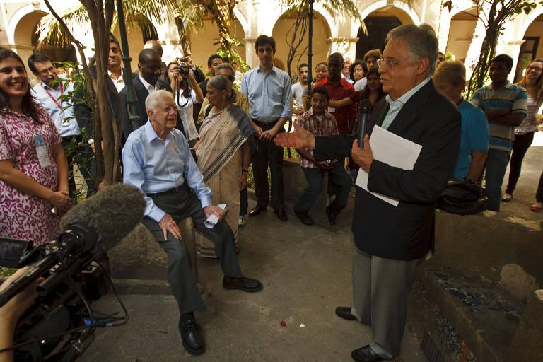 O ex-presidente brasileiro Fernando Henrique Cardoso, assim como o ex-presidente dos EUA Jimmy Carter (sentado à esq.), faz parte do grupo The Elders, formado por líderes globais em prol dos direitos humanos