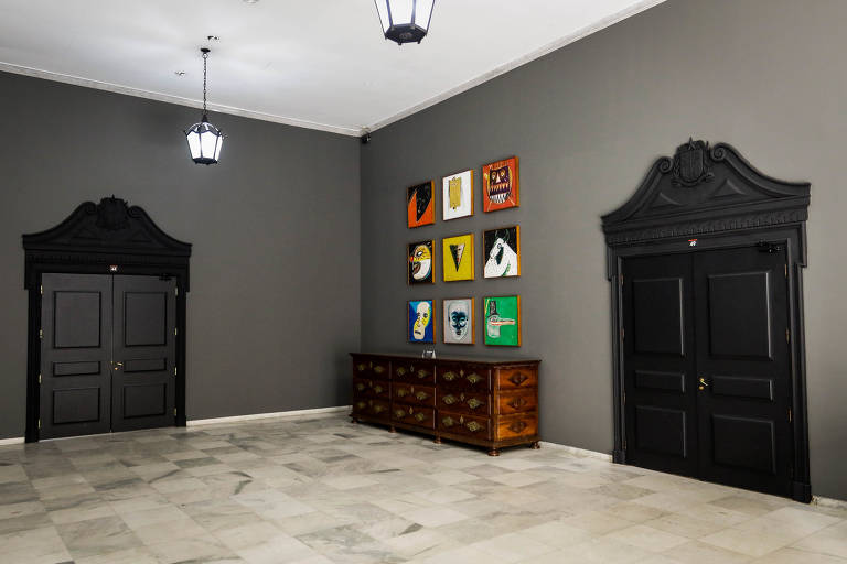 Paredes cinza e portas de madeira pintadas de preto são marcas do projeto de reforma da designer Jóia Bergamo, amiga de Doria