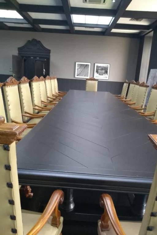 A mesa foi pintada com tinta fosca preta após a reforma 