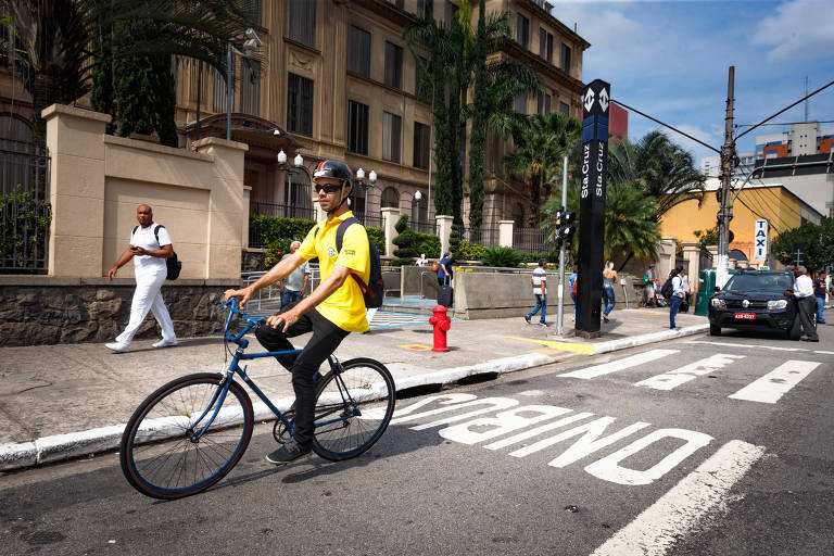 Ciclistas aguardam construção da ciclovia da Domingos de Morais