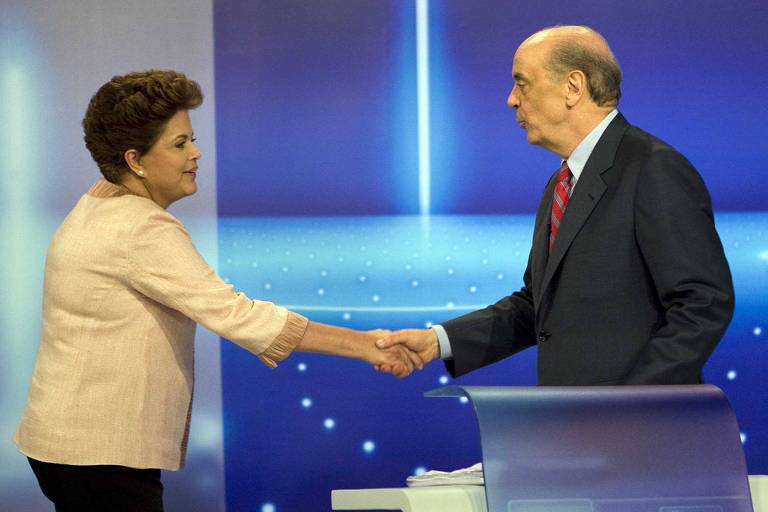 Em 2010, Serra renunciou ao governo de São Paulo para disputar a Presidência pela segunda vez. Ele foi o segundo turno com a petista Dilma Rousseff, que foi beneficiada pela popularidade do padrinho político Luiz Inácio Lula da Silva e se elegeu para seu primeiro mandato. Na foto, os dois candidatos se cumprimentam antes do debate realizado pela Rede Globo, no Rio de Janeiro