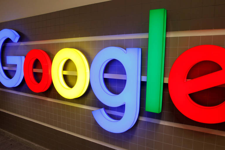 Logotipo luminoso do site Google em parede