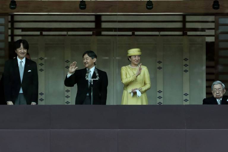 O novo imperador japonês Naruhito (centro), ao lado da imperatriz Masako, faz primeira aparição pública neste sábado (4), em Tóquio.