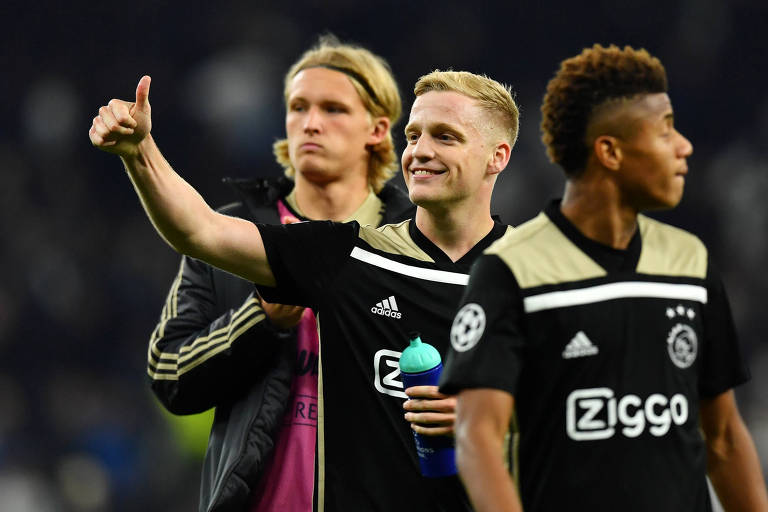 Jogadores do Ajax comemoram vitória sobre o Tottenham, na Champions League