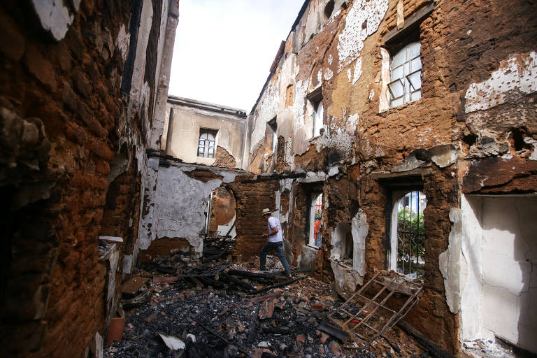 Incêndio destrói parte de igreja centenária em Monte Santo, na Bahia