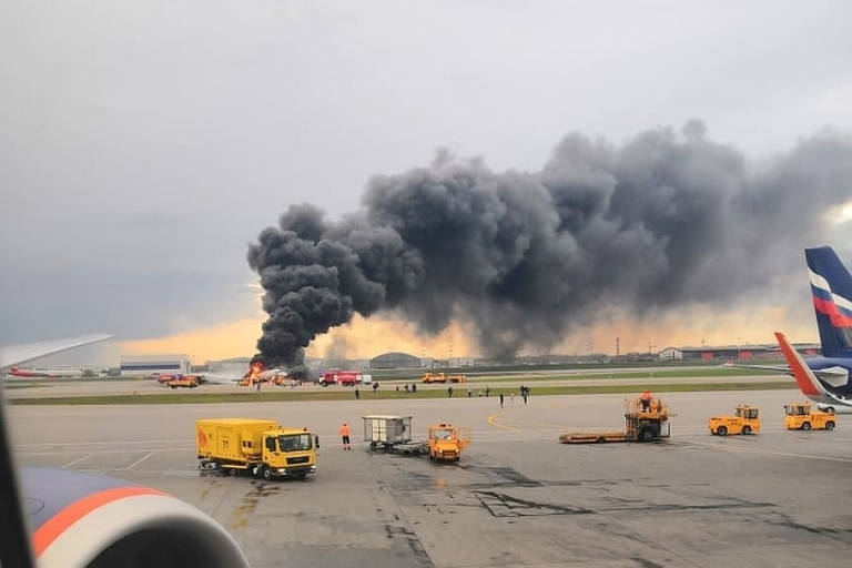 Avião de passageiros pega fogo ao fazer pouso de emergência em Moscou e mata 41