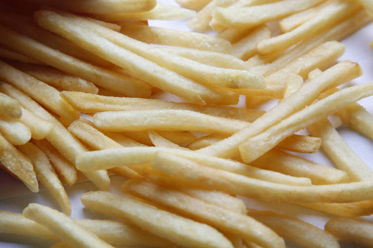 Punhado de batatas fritas