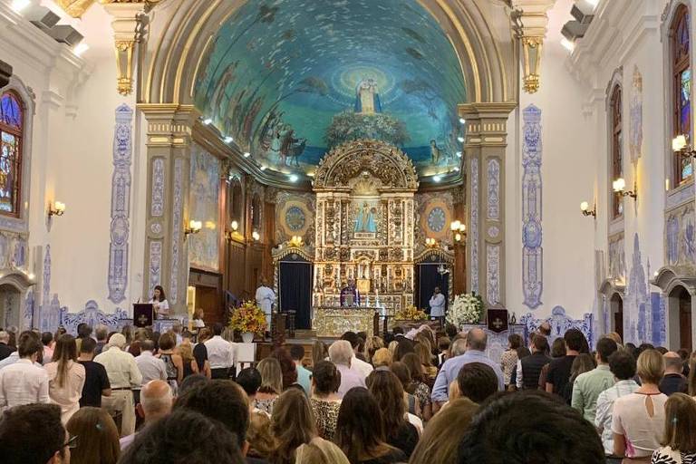 Igreja lotada para missa de sétimo dia de Caroline Bittencourt
