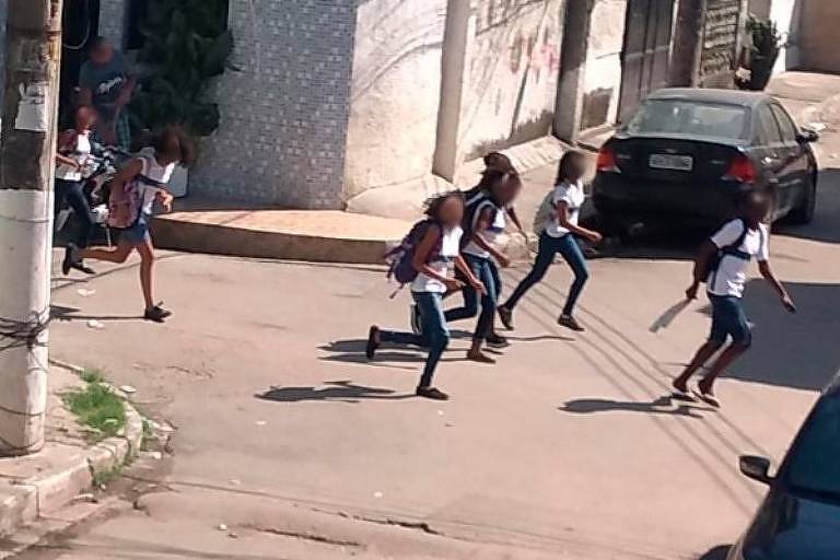 Crianças fogem de tiroteio no Complexo da Maré, na zona norte do Rio