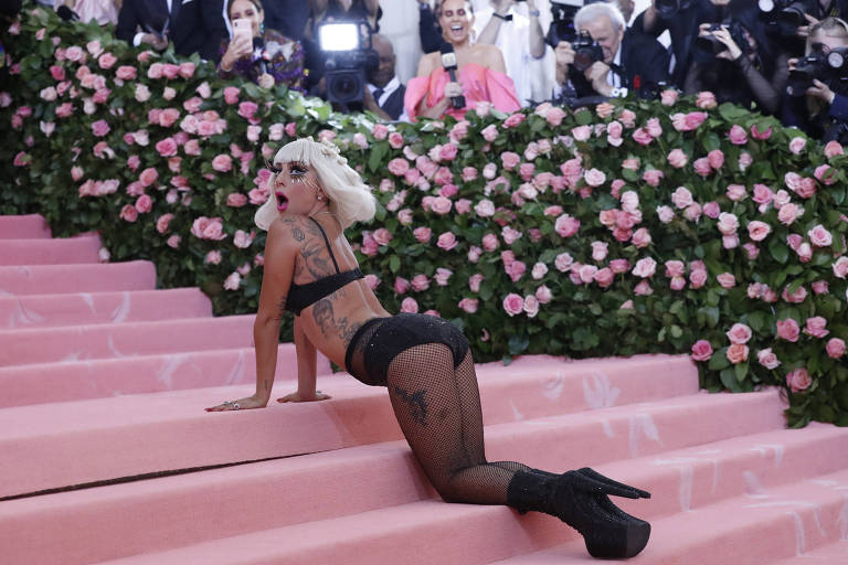 Lady Gaga fica de lingerie no Met Gala 2019