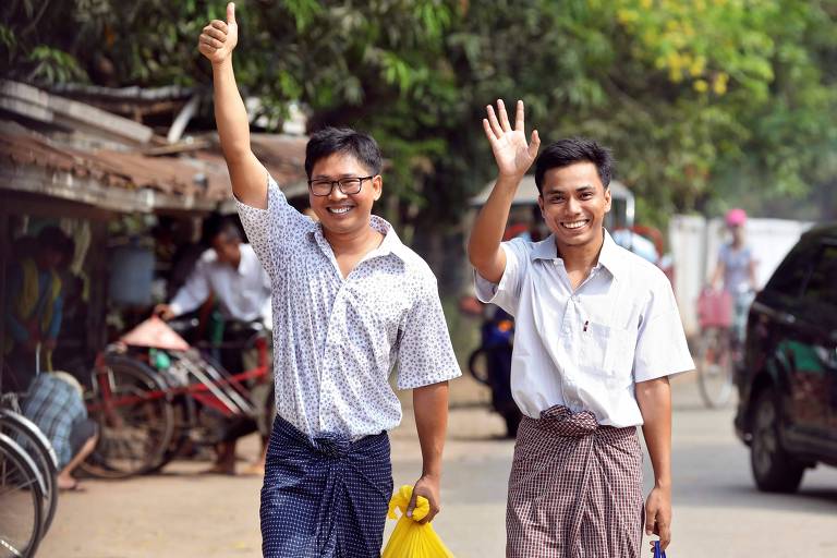 Os repórteres da agência Reuters Wa Lone e Kyaw Soe Oo cumprimentam jornalistas ao sair da prisão