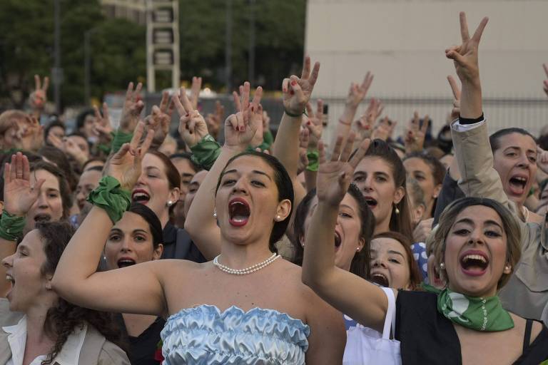 Mulheres vestidas como participam de manifestação nesta segunda (6) em Buenos Aires, um dia antes do centenário de nascimento da ex-primeira-dama 