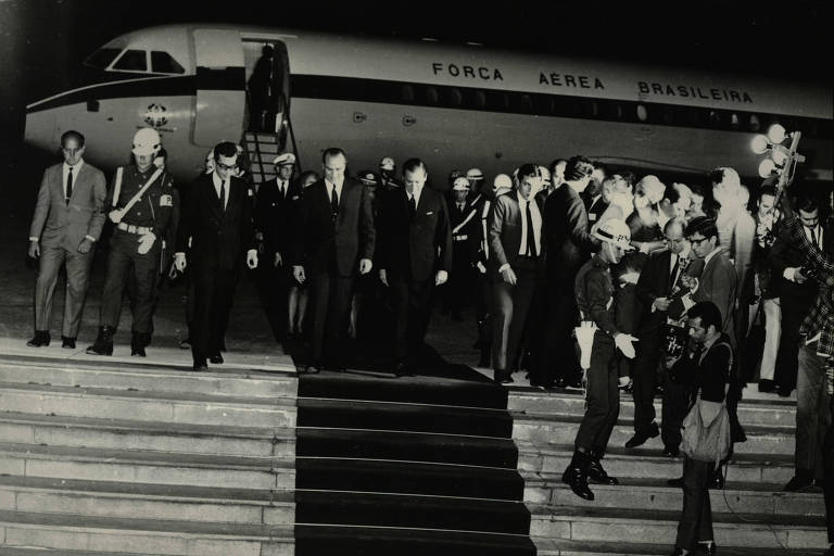 Acompanhado do governador Abreu Sodré, Jorge Pacheco Areco, presidente do Uruguai, desce as escadas da ala oficial do aeroporto de Congonhas, em São Paulo. (11.05.1969)