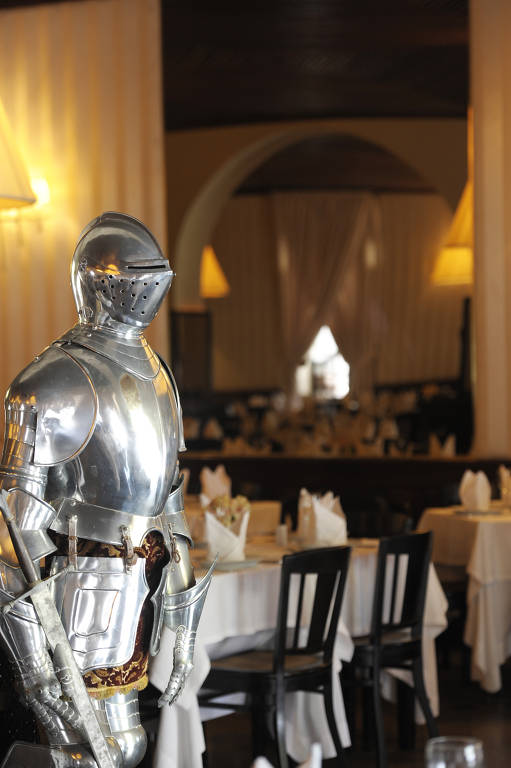 Mobiliário e lustres do século 19 decoram o restaurante Leite, no Recife