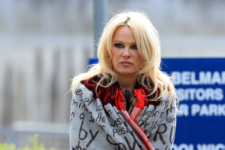 Pamela Anderson na saída da prisão de Belmarsh, em Londres, depois de visitar Julian Assange