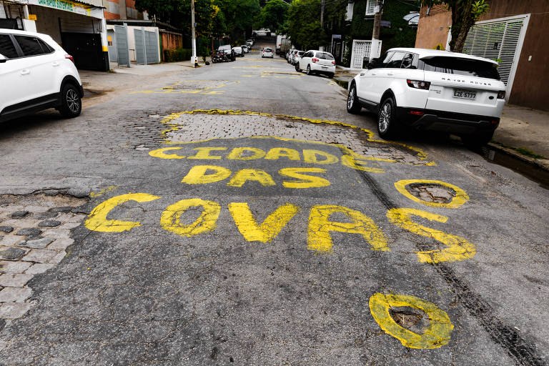Covas é alvo de protesto por buracos na rua