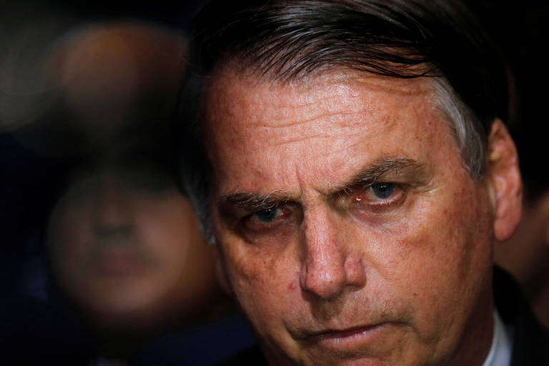 Sem interditar ataques a militares, Bolsonaro coroa o olavismo