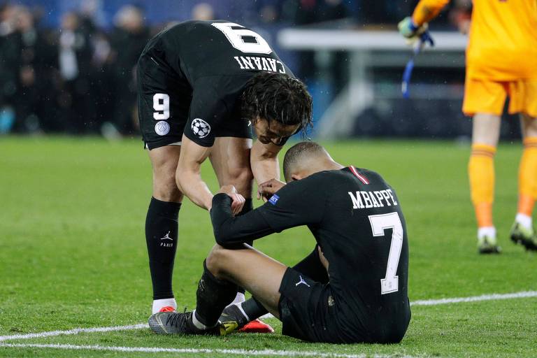 Edinson Cavani conforta Mbappé após eliminação do PSG pelo Manchester United