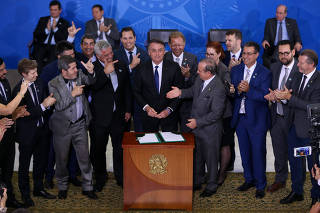 Bolsonaro durante assinatura de decreto que flexibiliza regras para uso de arma