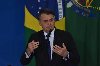 Bolsonaro durante assinatura de decreto que flexibiliza regras para uso de arma, em Brasília