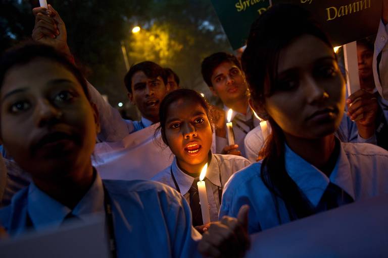Estudantes indianas durante vigília em homenagem a mulher de estupro coletivo ocorrido em dezembro de 2012