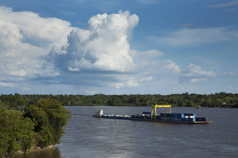 Barco no rio Amazonas, um dos poucos preservados, segundo estudo