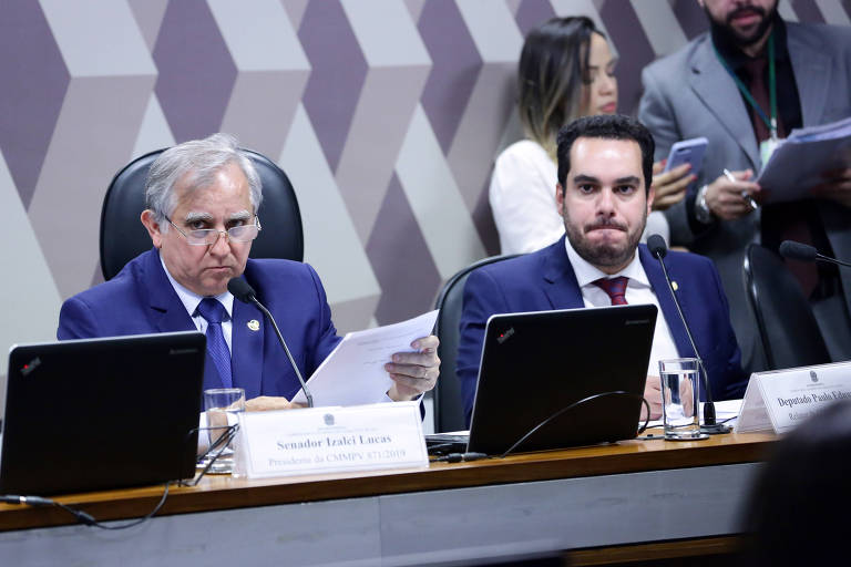Deputado Paulo Eduardo Martins (PSC-PR, à dir.) durante reunião com o senador Izalci Lucas (PSDB-DF)