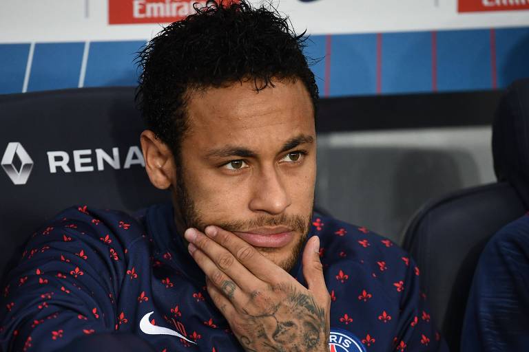 O atacante Neymar, que foi suspenso por três jogos por ter agredido um torcedor no estádio após a final da Copa da França
