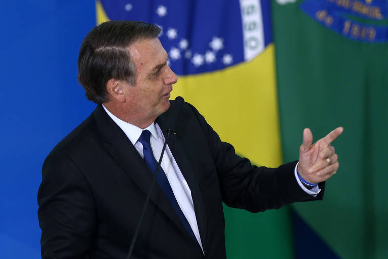 O presidente Jair Bolsonaro durante a assinatura do decreto que flexibiliza regras para porte de armas
