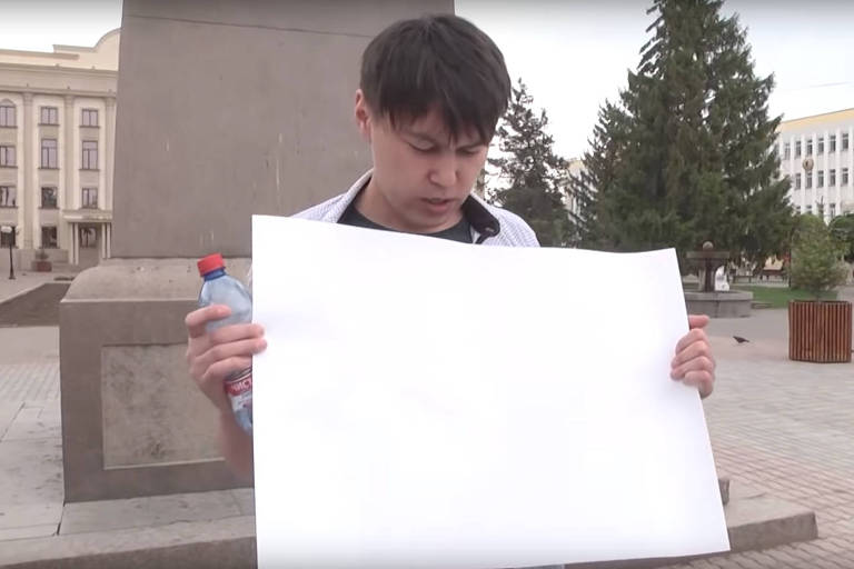 No Cazaquistão, homem ergueu cartaz em branco para ver se seria detido. Foi