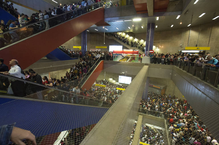 Metrô vai contratar novas escadas rolantes para estação Pinheiros